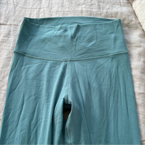 Aritzia TNABUTTER Atmosphere Hi-Rise 7/8 Legging in Yucca Green - Picture 3 of 6